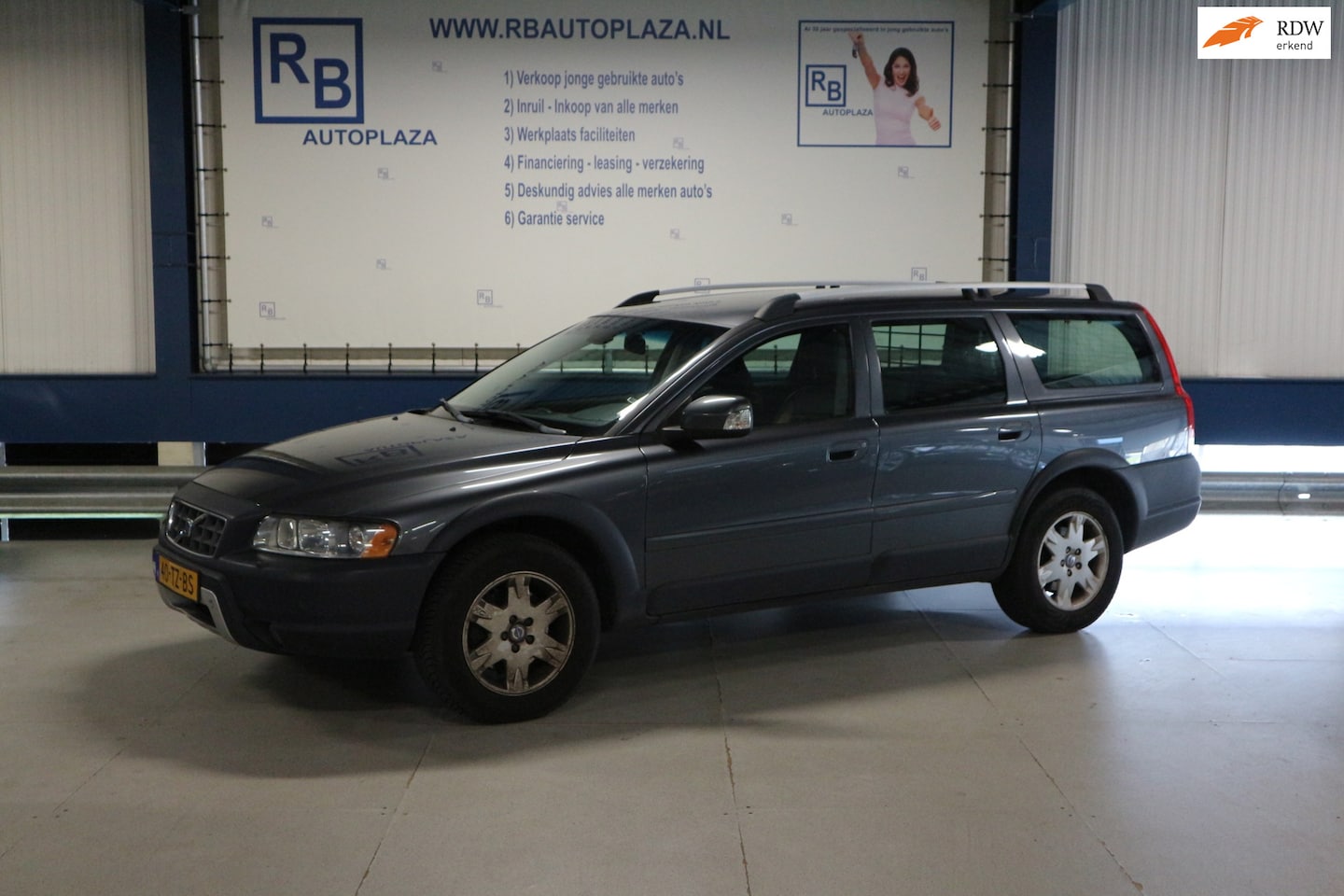 Volvo XC70 - 2.5 T Momentum AUTOMAAT/ TREKHAAK/ APK MAART 2027 - AutoWereld.nl