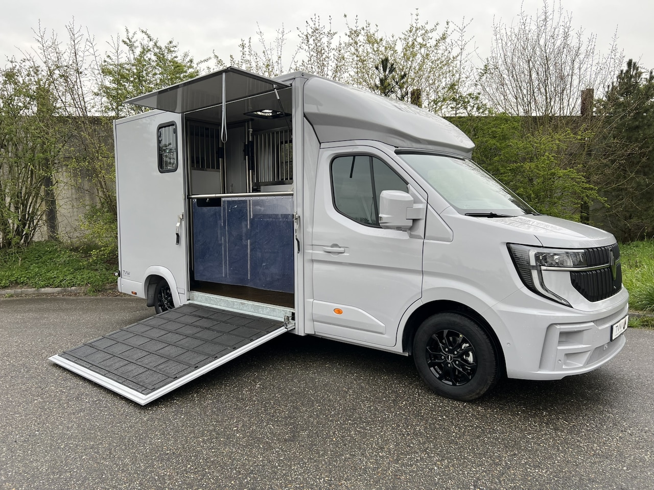 Renault Master - Paardenwagen / Horsetruck / Veewagen 4000 KG C1 Nieuw & BPM vrij! - AutoWereld.nl