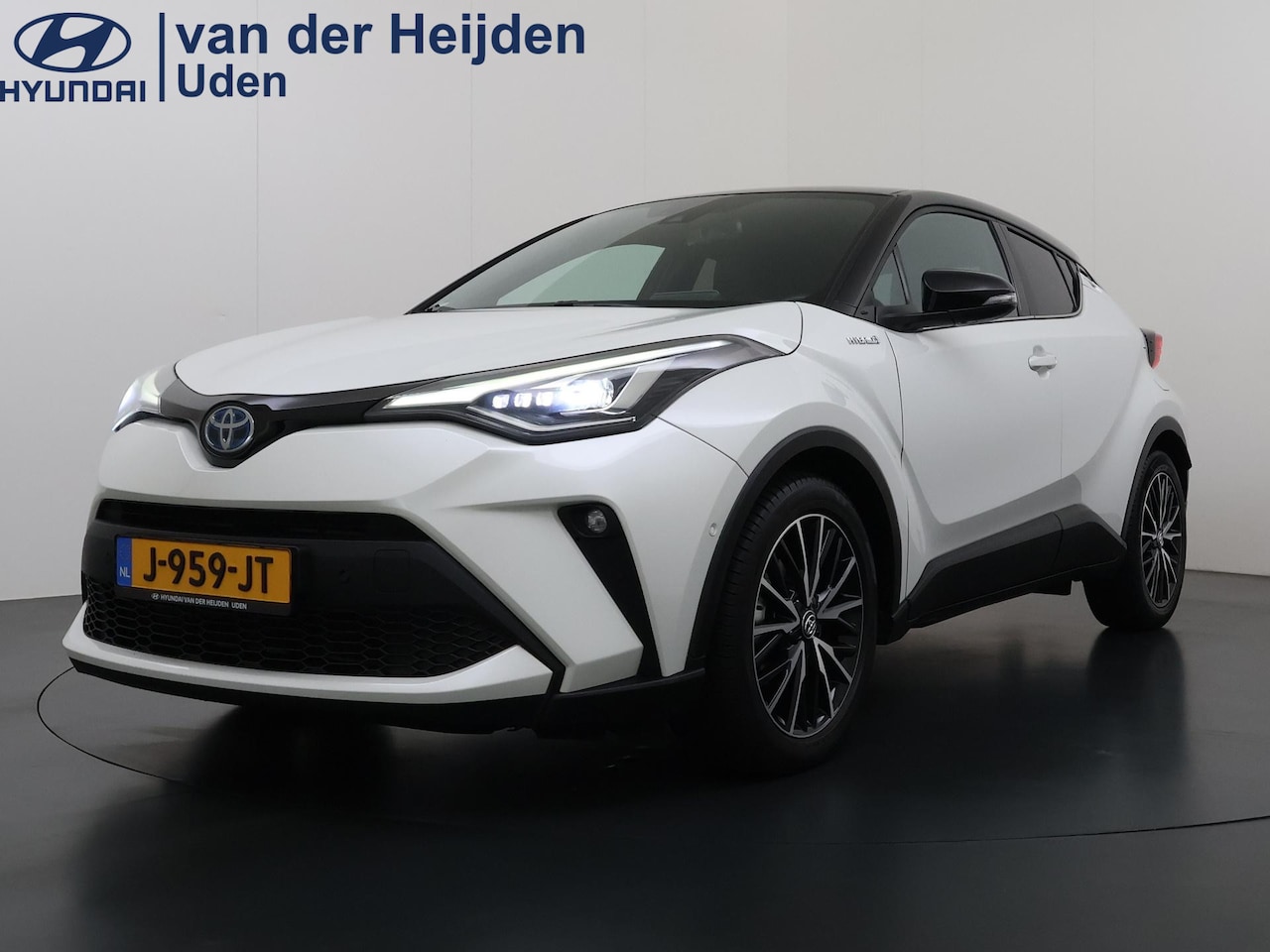 Toyota C-HR - 2.0 Hybrid Executive Navigatie | Camera | Apple Car Play Of Android Auto - AutoWereld.nl