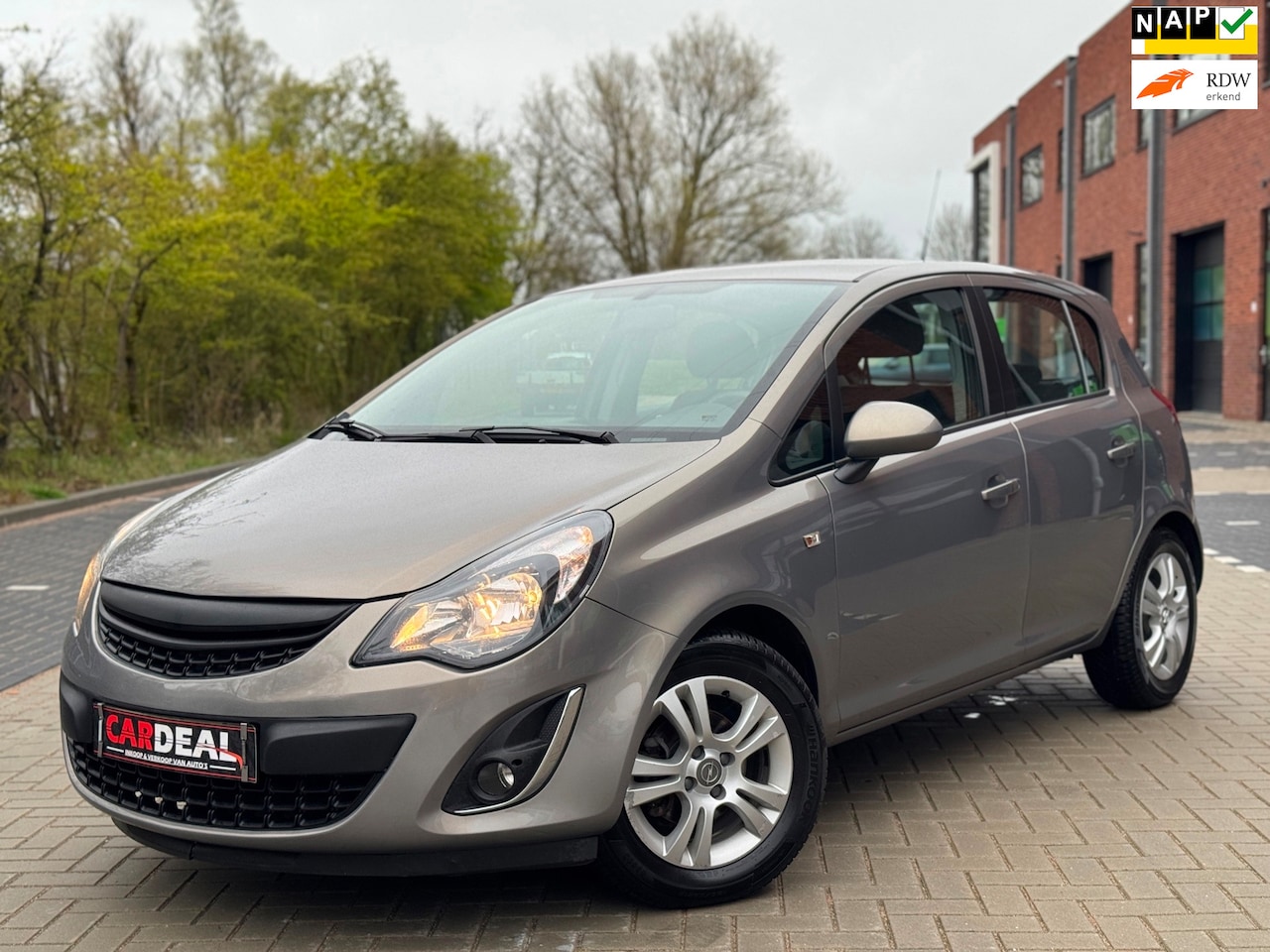 Opel Corsa - 1.4-16V Berlin 2014 5DRS AIRCO|NAVI|CRUISE|NAP - AutoWereld.nl