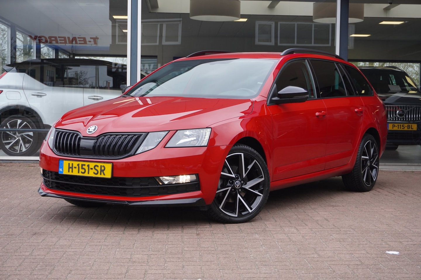 Skoda Octavia Combi - 1.5 TSI Sport Business Automaat | Carplay | Lm velgen | Schaalstoelen | Vol opties| Inruil - AutoWereld.nl