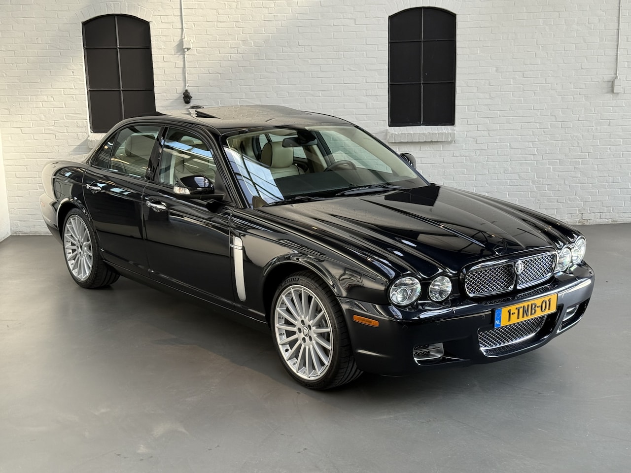 Jaguar XJR - 4.2 V8 Supercharged Topstaat - 20" Sepang LM - Alcantara hemelbekleding - koelbare stoelen - AutoWereld.nl