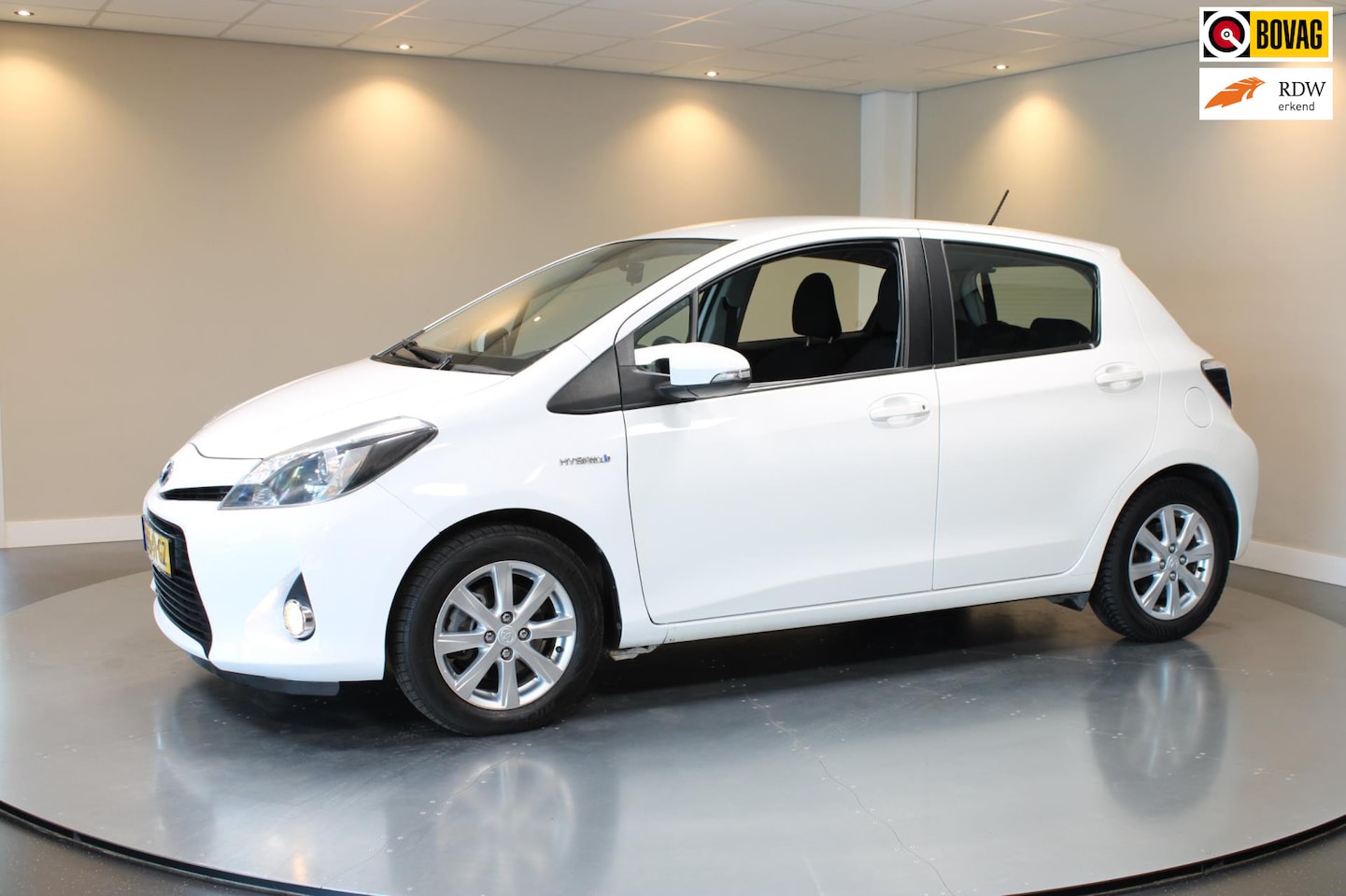 Toyota Yaris - 1.5 Full Hybrid Aspiration *Automaat* Camera|Navi|All-seasons - AutoWereld.nl
