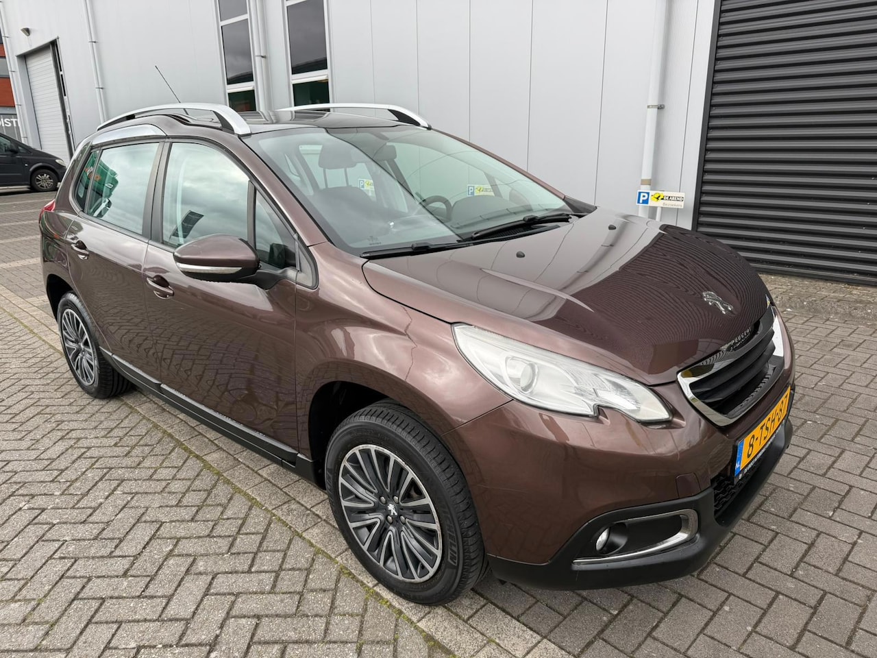 Peugeot 2008 - 1.2 VTi Active Cruise / Trekhaak / Panorama / Navi / Airco - AutoWereld.nl