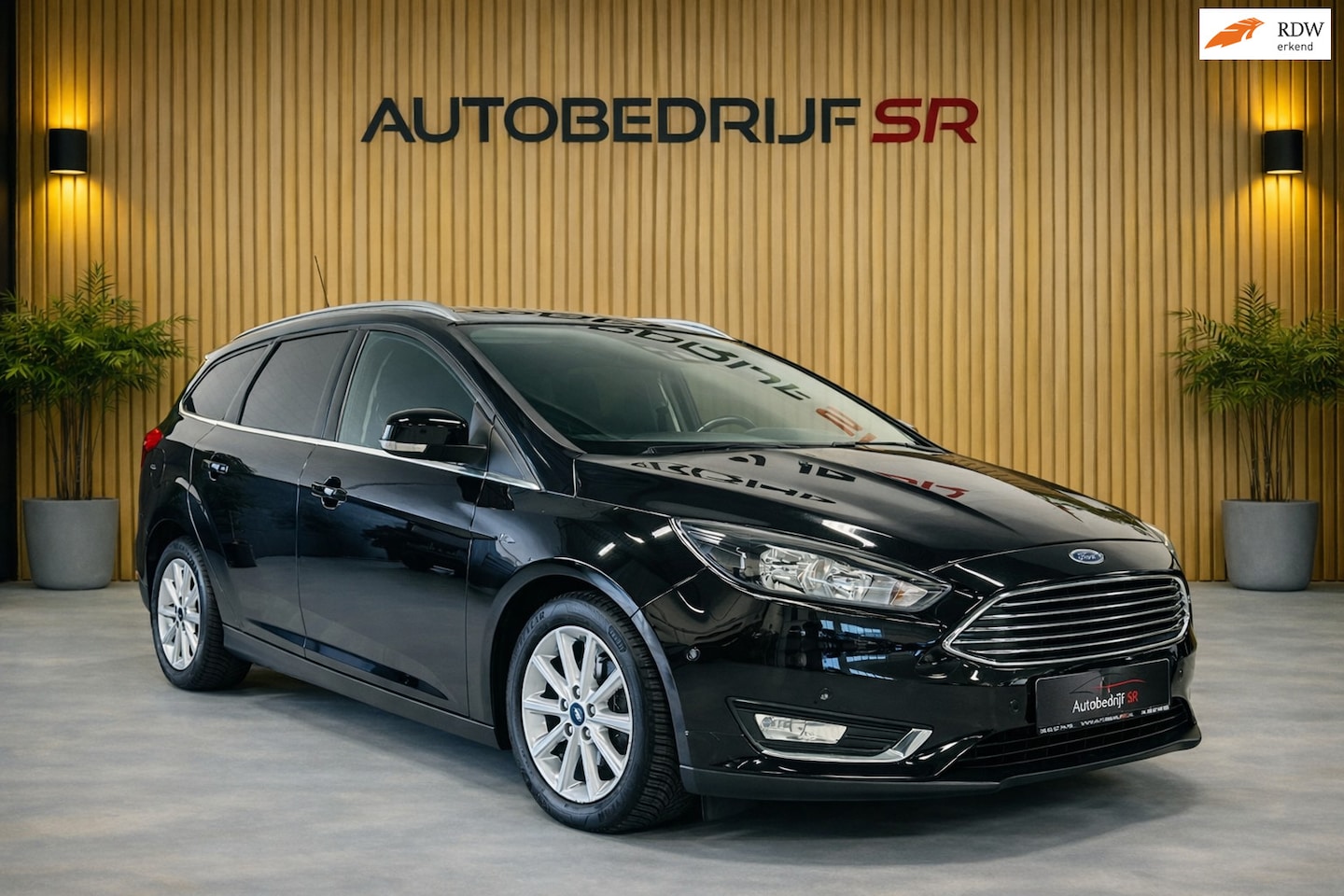 Ford Focus Wagon - 1.0 Titanium Automaat! Trekhaak! Cruise Controle! Airco! Camera - AutoWereld.nl
