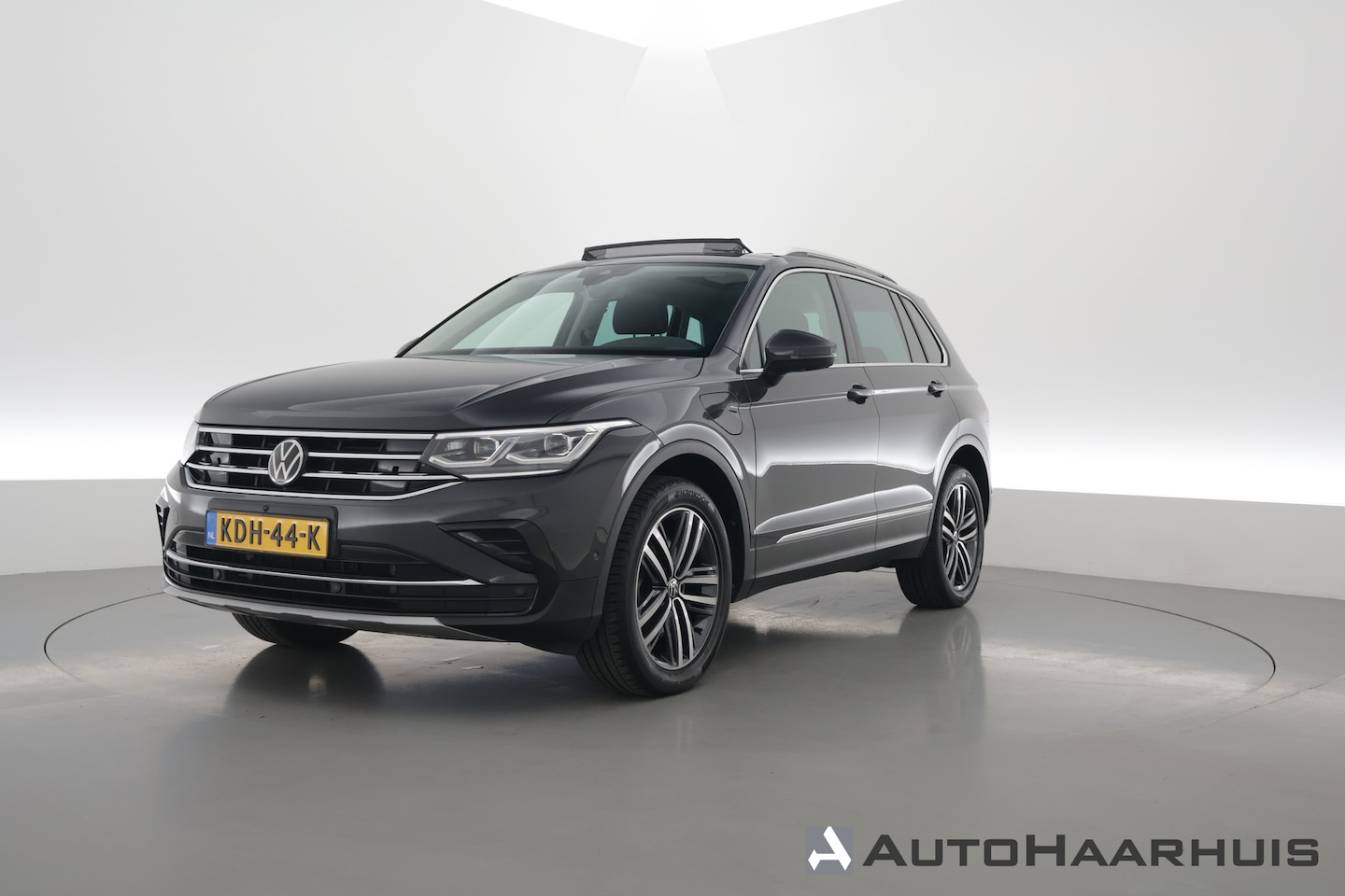 Volkswagen Tiguan - 1.4 TSI eHybrid Elegance | Pano | 360cam |  Massage | IQ. Light | Stoel- Stuurverw. | Adap - AutoWereld.nl