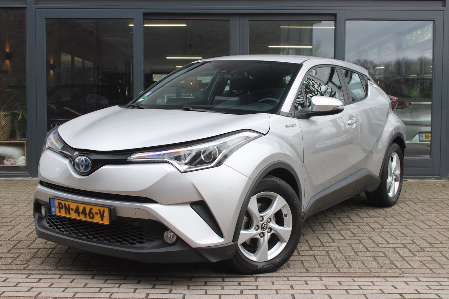 Toyota C-HR - 1.8 Hybrid Dynamic | Keyless | Trekhaak | Camera | Adaptive-cruise | Telefoonvoorbereiding - AutoWereld.nl