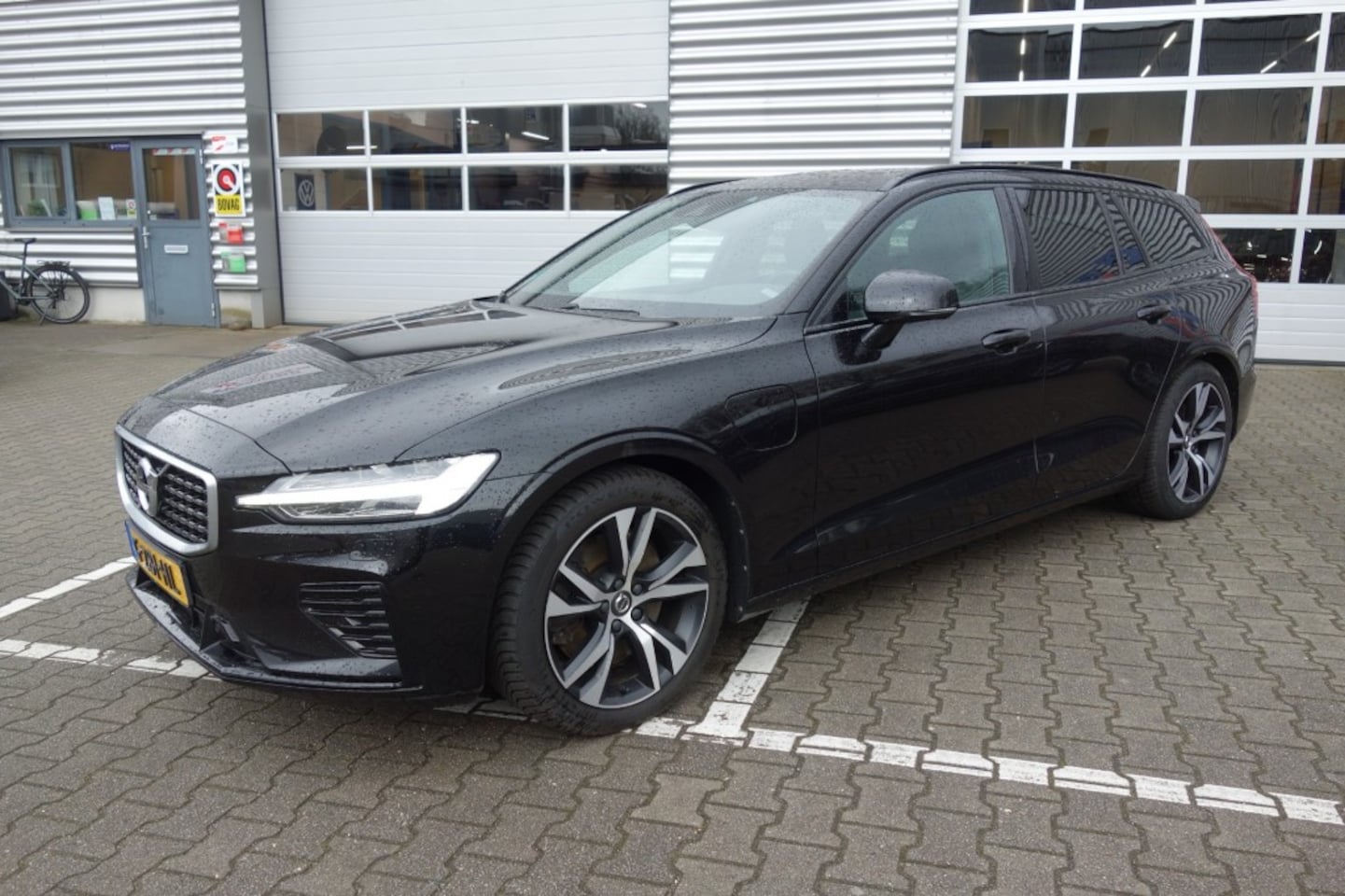 Volvo V60 - 2.0 T8 TE AWD R-DES. Trekhaak 2000kg, Pano, Leer - AutoWereld.nl