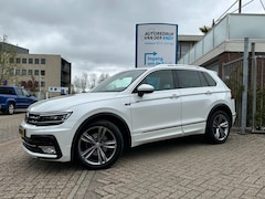 Volkswagen Tiguan - 1.4 TSI ACT Connected Series R-line Panoramadak Trekhaak LED