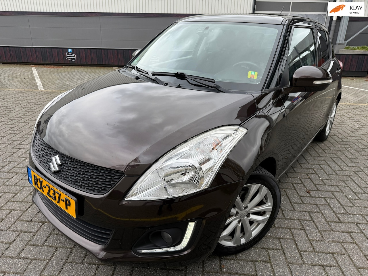 Suzuki Swift - 1.2 Comfort EASSS*CRUISE*NAVI*APK*NAP*STOEL VERWARMING* - AutoWereld.nl