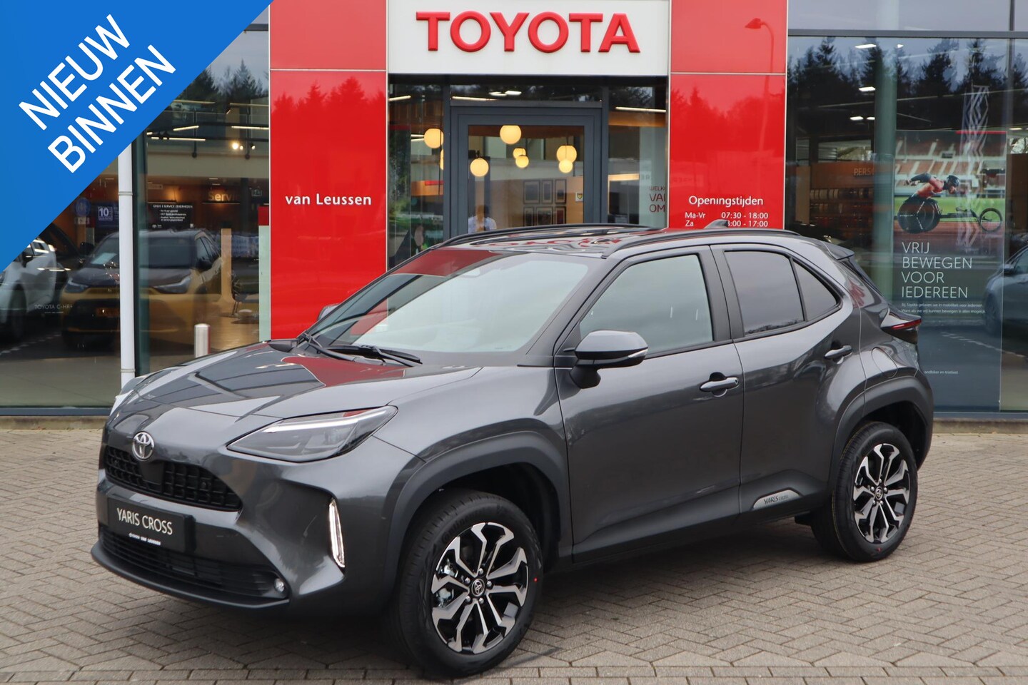 Toyota Yaris Cross - HYBRID 115 DYNAMIC NIEUW DIRECT LEVERBAAR! STOEL/STUURVERW PARK-SENSOREN BLIND SPOT KEYLES - AutoWereld.nl