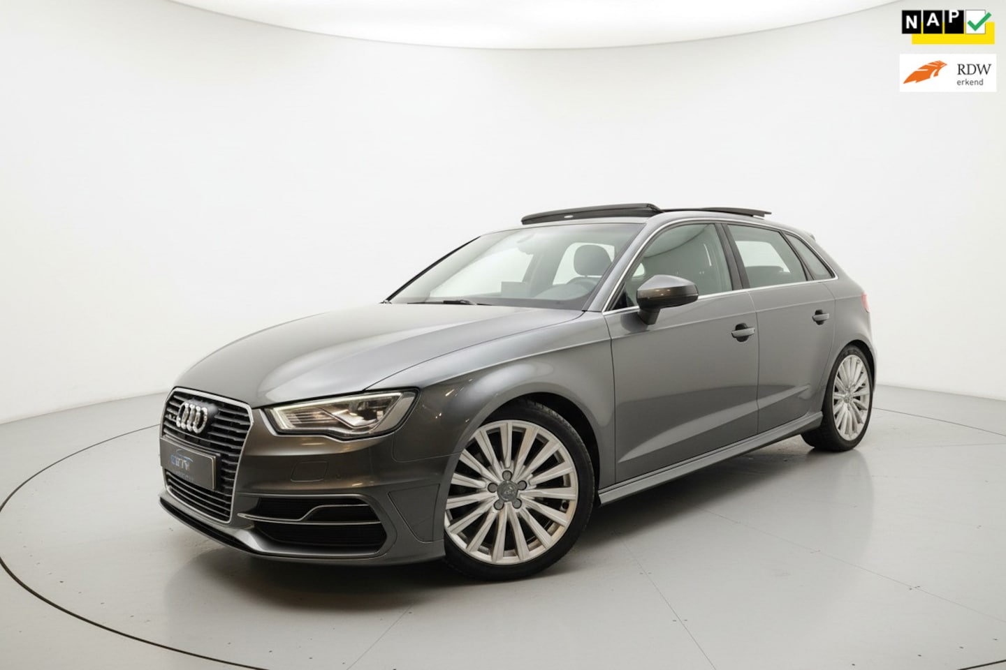 Audi A3 Sportback - 1.4 e-tron PHEV 2x S LINE PANO CAMERA LEER - AutoWereld.nl