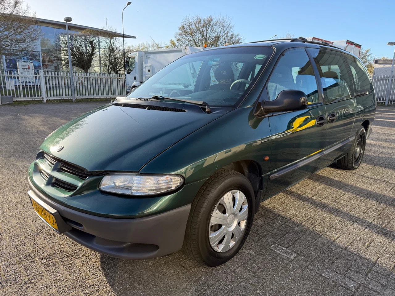 Chrysler Grand Voyager - 2.4i SE + 7 SEATS + AIRCO + APK / TUV + MARGE + TOW BAR - AutoWereld.nl