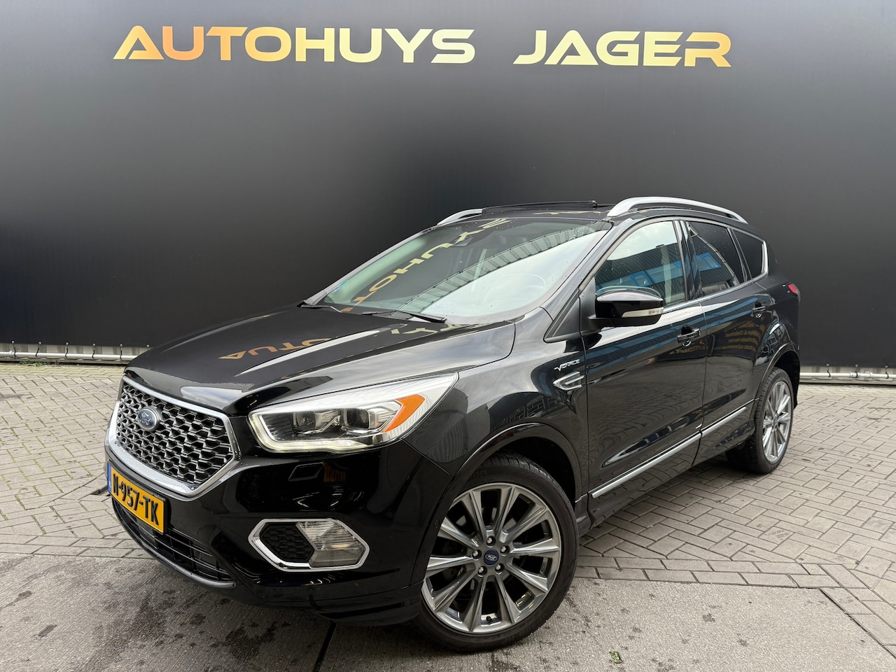 Ford Kuga - 1.5 EcoBoost Vignale Pano Trekhaak Camera Elektrische stoelen - AutoWereld.nl