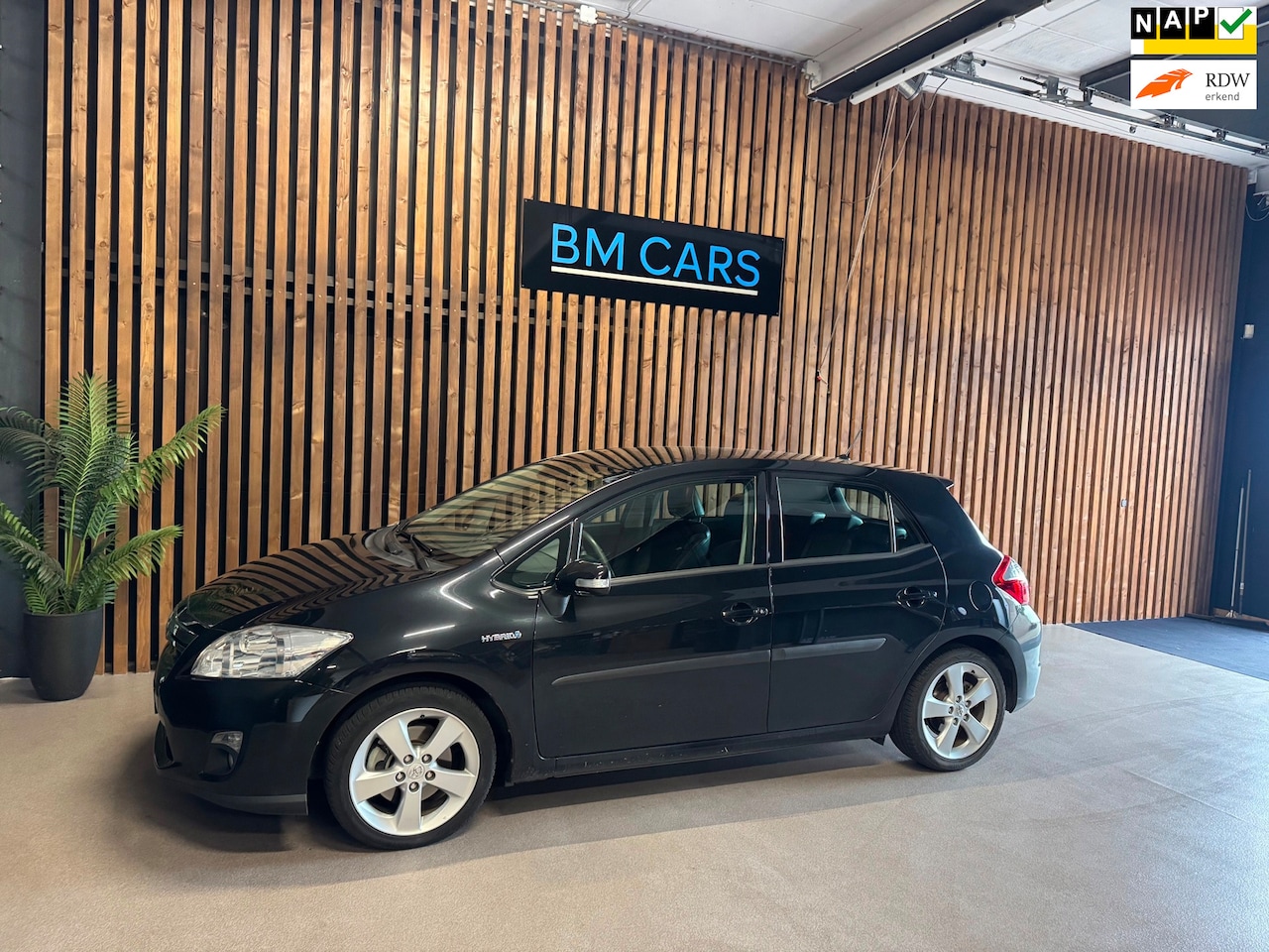 Toyota Auris - 1.8 Full Hybrid Executive Half leer,Trkhaak,Camera - AutoWereld.nl