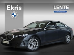BMW 5-serie - Sedan 520i Driving Assistant | Achteruitrijcamera | Parkeersensoren | Lentevoordeel