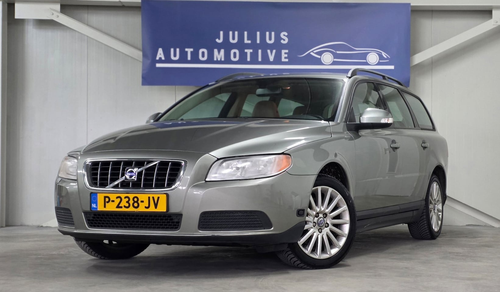 Volvo V70 - 2.5T Volledig Onderhoud Trekhaak 5-Cilinder Nieuwe APK! - AutoWereld.nl