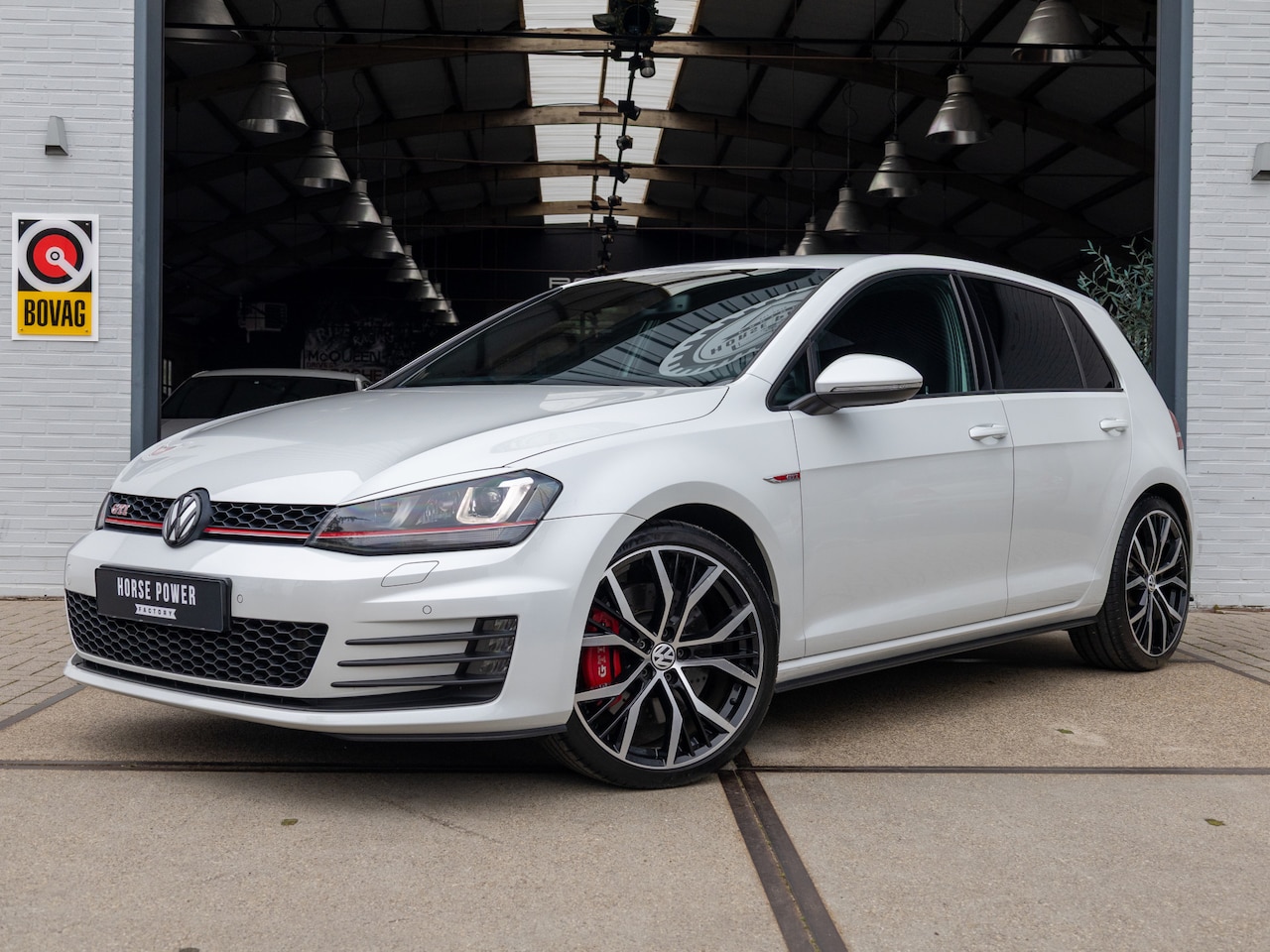 Volkswagen Golf - 2.0 TSI GTI Performance *Apple Carplay | Cruise | Clima | 19" | Stoelverwarming | Keyless - AutoWereld.nl