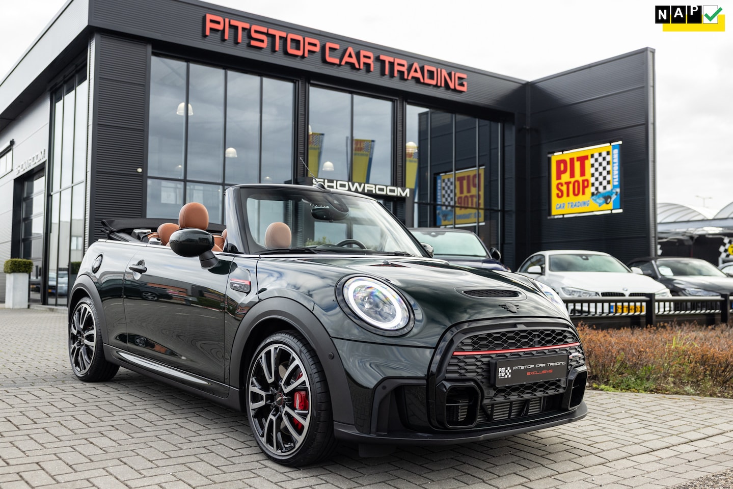 MINI Cabrio - Mini 2.0 JCW, 231 PK, *Rebel Green*, NL Auto, NAP, Nieuwstaat! - AutoWereld.nl