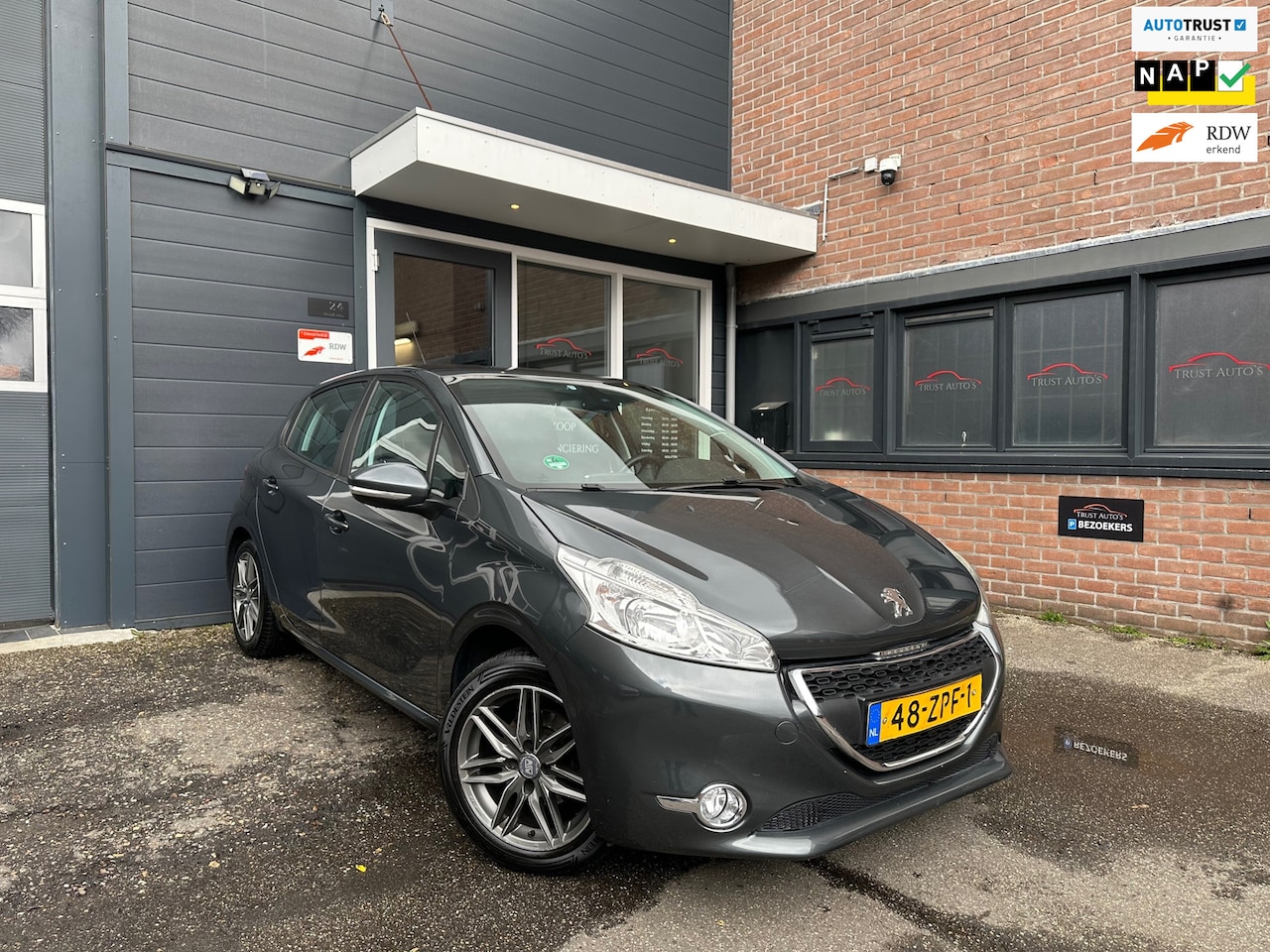 Peugeot 208 - 1.2 VTi Envy|Nap|Pdc|Navi|Cruise|Trekhaak|Airco - AutoWereld.nl