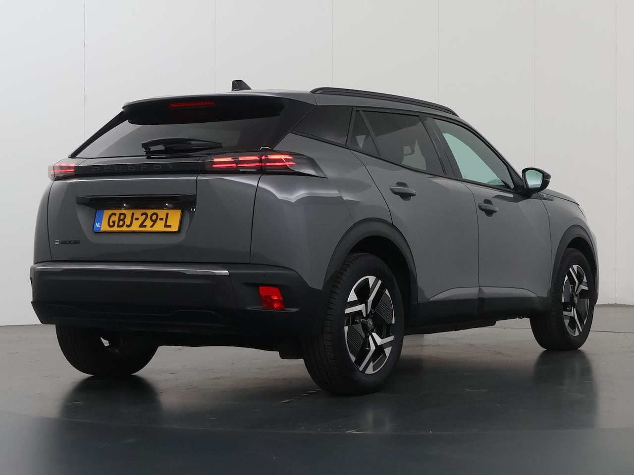 Peugeot e-2008 - EV Allure 50 kWh | Warmtepomp | 360° Camera | Navigatie | Climate Control | - AutoWereld.nl