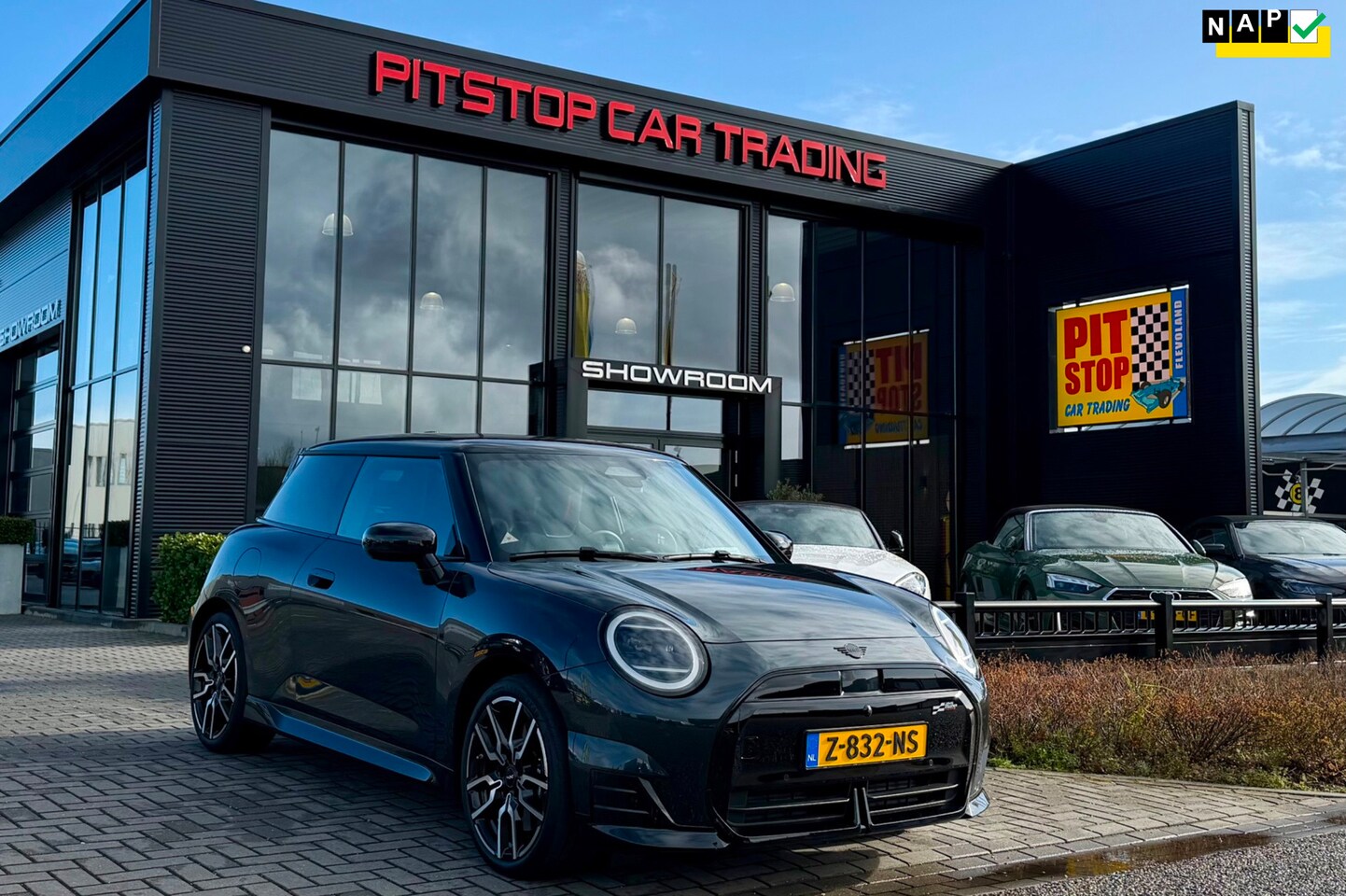 MINI Mini-Electric - Cooper SE John Cooper Works XL 54.2 kWh, Pano, Stuurwiel Verwarming, 360 Camera, - AutoWereld.nl