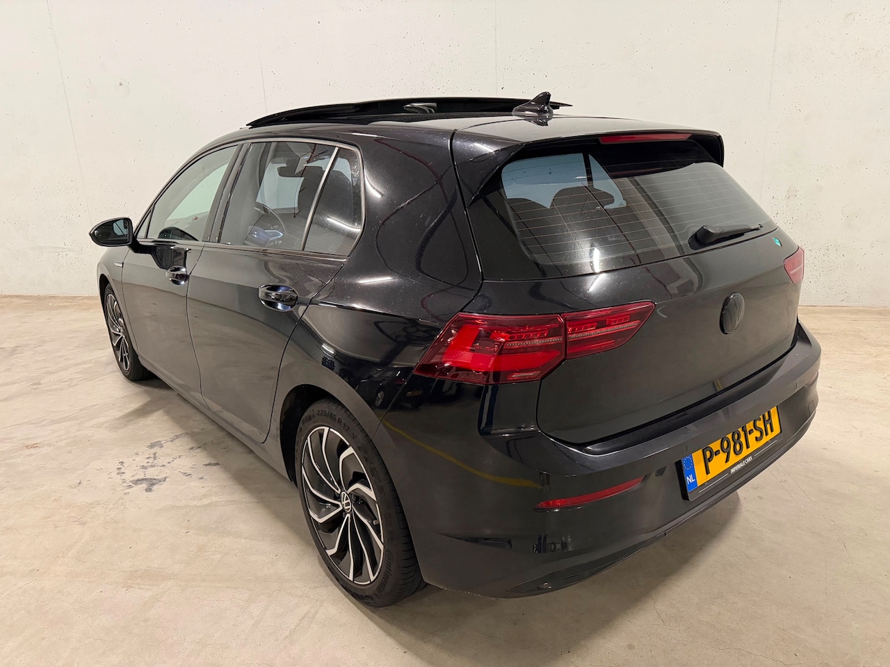 Volkswagen Golf - 1.5 eTSI 5drs. Pano Sfeerlverlichting Automaat Apple Memory Stoelverw. - AutoWereld.nl