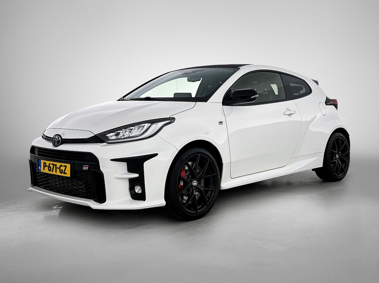 Toyota Yaris - 1.6 GR Performance 261 PK | cruise control adaptief | lichtmetalen velgen 18" | microvezel - AutoWereld.nl