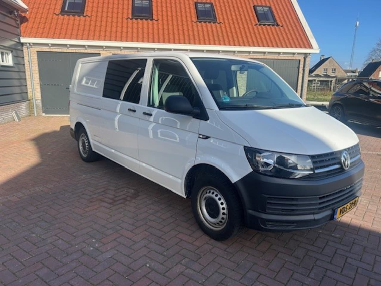 Volkswagen Transporter - 2.0 TDI L2H1 Economy Business 2.0 TDI L2H1 Economy Business - AutoWereld.nl