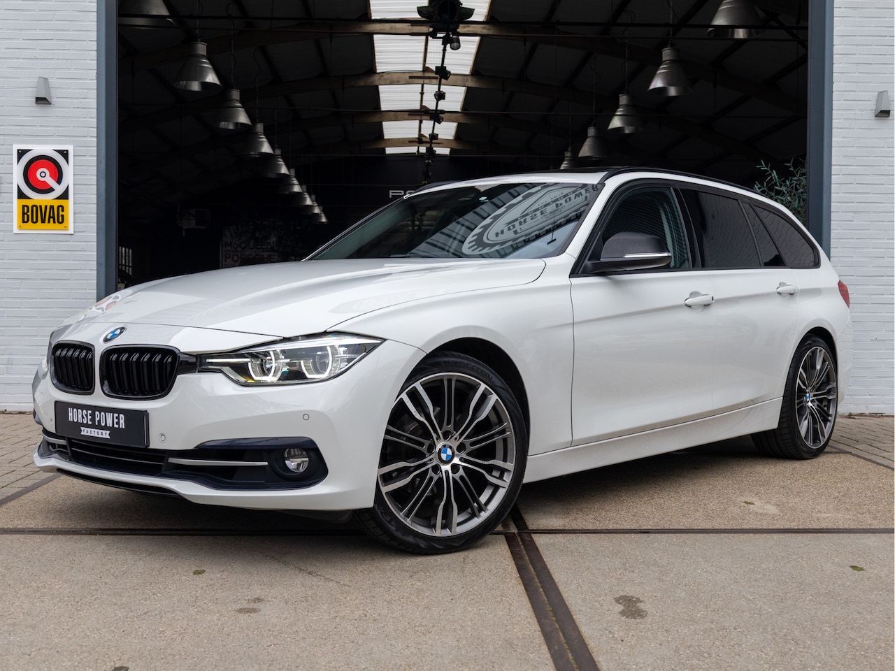 BMW 3-serie Touring - 318i High Executive *Schuif/Kantel | Groot scherm | Stoelverwarming | Clima | Navi | Cruis - AutoWereld.nl