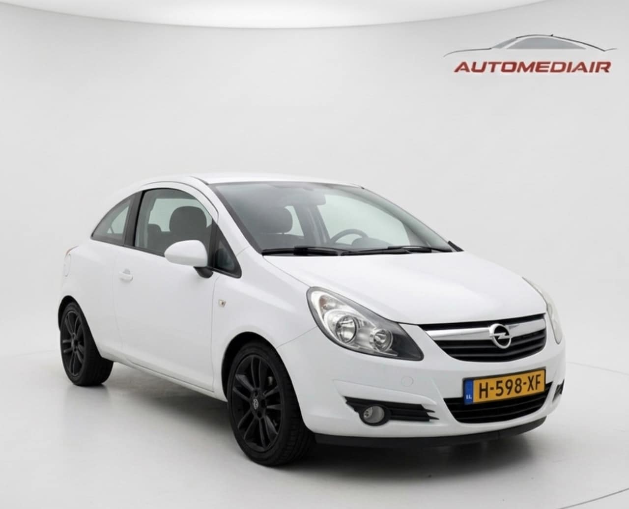 Opel Corsa - 1.4-16V White Edition 159.000km Navigatie Airco - AutoWereld.nl