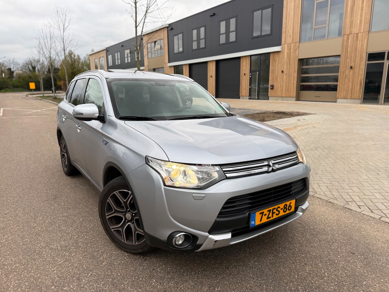 Mitsubishi Outlander - 2.0 PHEV Instyle X-Line (bj 2015) LEER|NAV|CAM|SDAK|EXPORTPRICE - AutoWereld.nl