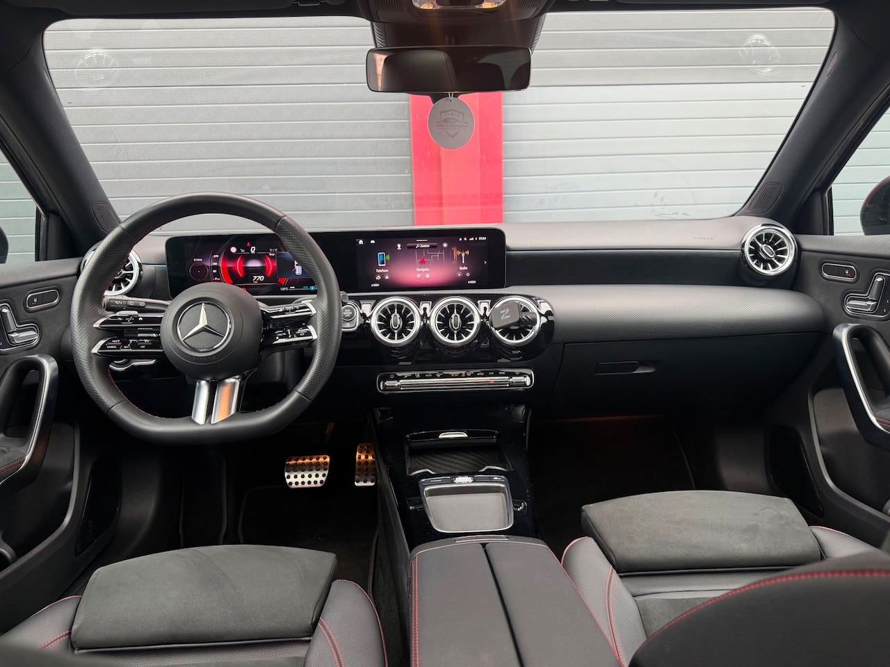 Mercedes-Benz A-klasse - 200 AMG Line | FULL | PANO | SFEER | HEAD-UP | MEMORY SEATS | - AutoWereld.nl