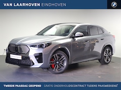 BMW iX2 - eDrive20 High Executive M Sport / Panoramadak / Trekhaak / Sportstoelen / M Adaptief onder
