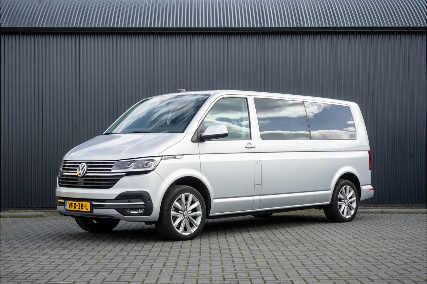 Volkswagen Transporter - T6.1 2.0 TDI L2H1 | DC | Bulli | 200PK | Leder | Carplay | Virtual | Adapt Cruise - AutoWereld.nl
