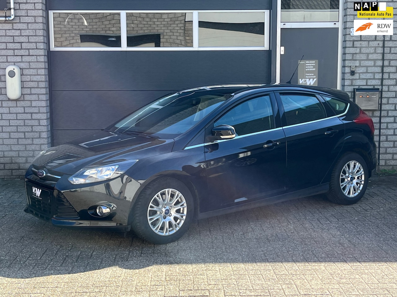 Ford Focus - 1.6 EcoBoost Titanium NL auto stoelverw parkeerh N.A.P. - AutoWereld.nl