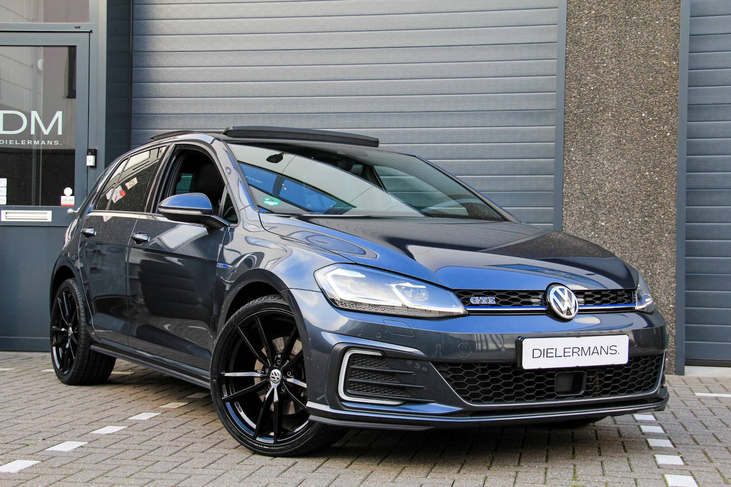 Volkswagen Golf - 1.4 TSI DSG GTE Panorama dak | Full LED matrix | Keyless | 19" Pretoria | Vol in de opties - AutoWereld.nl