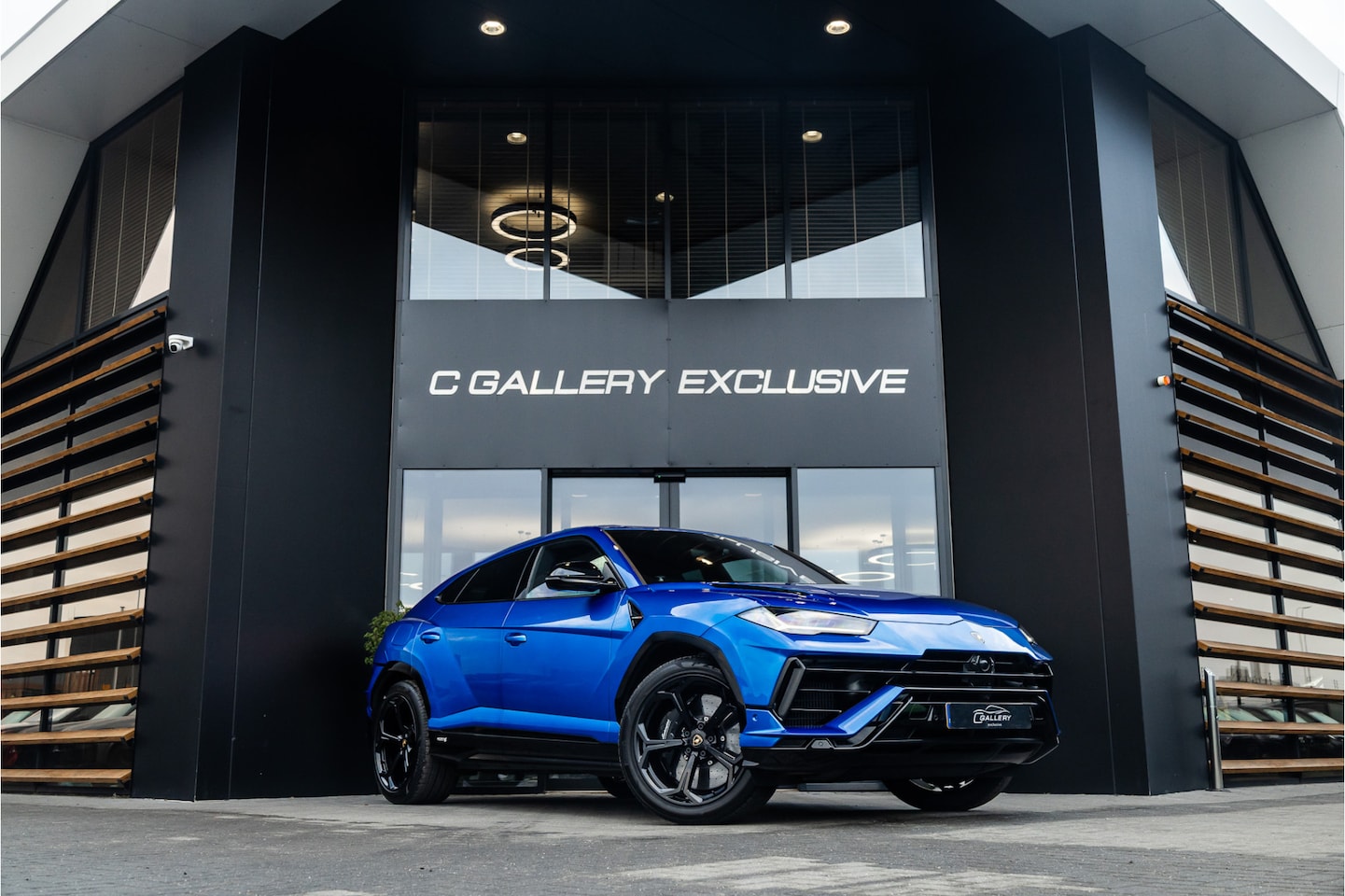 Lamborghini Urus - 4.0 V8 S - Blu Nethuns | Origineel NL | Panorama | B&O Adv. | Luchtvering | Elek. trekhaak - AutoWereld.nl