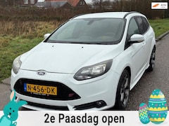 Ford Focus Wagon - 2.0 EcoBoost ST-2 (250 PK) ECC Audio/CD Navi El. pakket Leder LMV 18" Sportstoelen Dealero