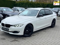 BMW 3-serie - 320i High Executive Sport|Nieuwe Ketting|Navigatie|Climate control|Cruise control|Trekhaak