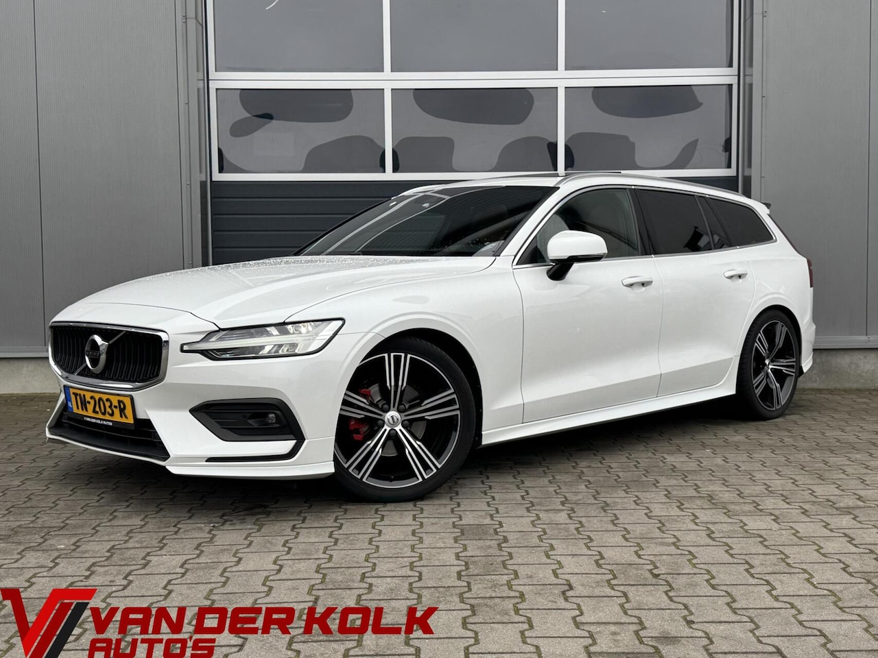 Volvo V60 - 2.0 D4 Momentum Automaat | Panorama | LED | Leder | Camera | CarPlay | Navigatie | Cruise - AutoWereld.nl