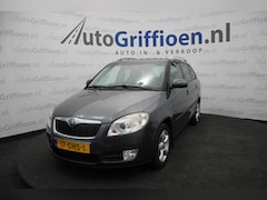 Skoda Fabia Combi - 1.6-16V Sport airco, cruisecontrol, parkeersensoren, lichtmetaal, xenon