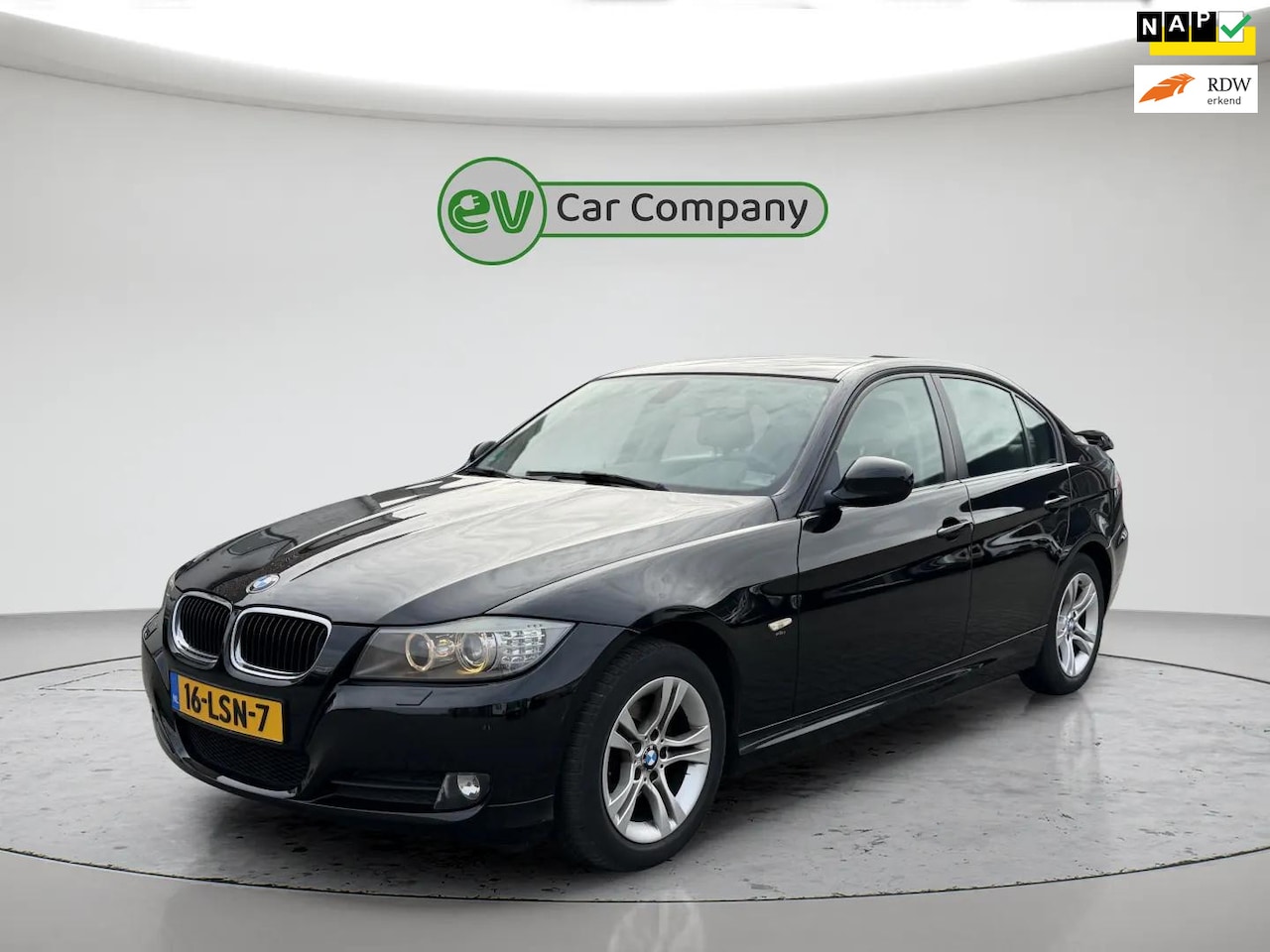 BMW 3-serie - 316i Business Line | Cruise Control | Parkeersensoren | 2e Eigenaar | 2 sets banden - AutoWereld.nl