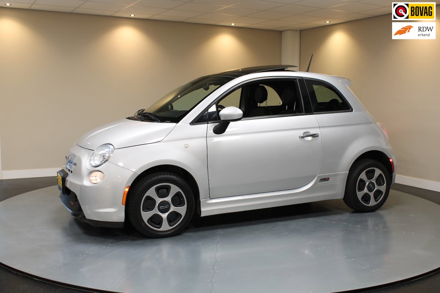 Fiat 500e - *Pano/Schuifdak!* Stoelverw.|Cruise|Climate|PDC|Half-Leder - AutoWereld.nl
