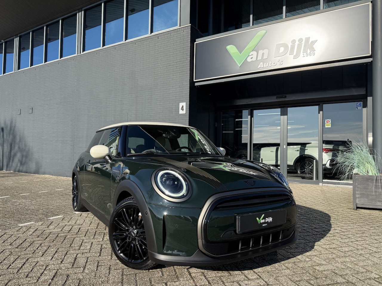MINI Cooper - Mini 1.5 Resolute Edition Panodak Navi Camera Head-Up Harman Kardon - AutoWereld.nl