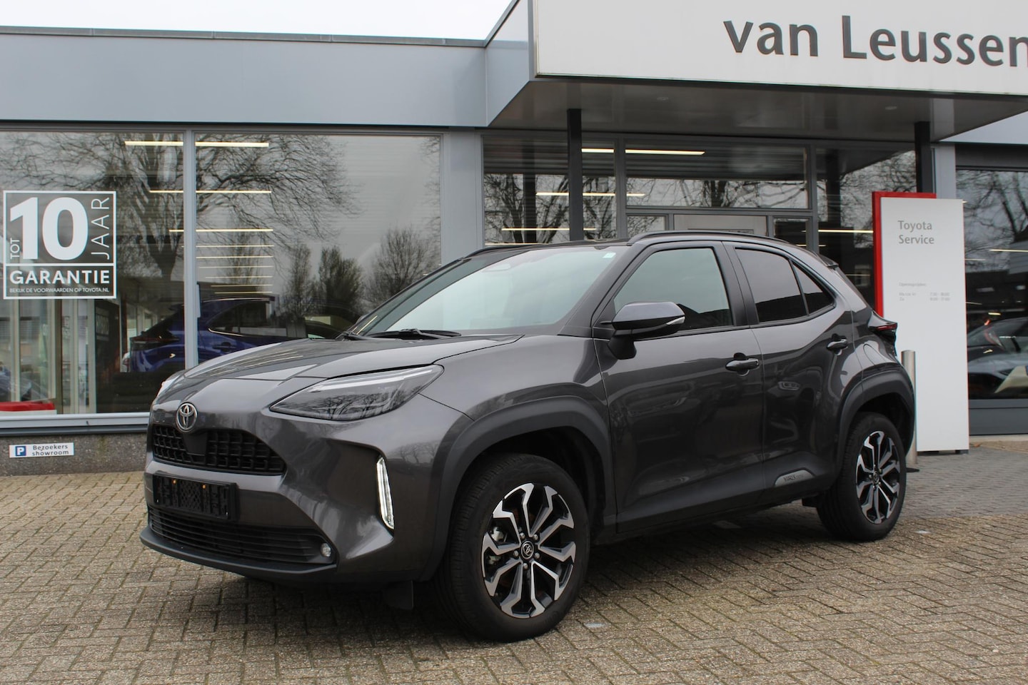 Toyota Yaris Cross - 1.5 HYBRID 115 STOEL-STUUR-RUITENWISSER. VERW. KEYLESS DRAADLOZE TEL. LADER LED KOPLAMPEN - AutoWereld.nl