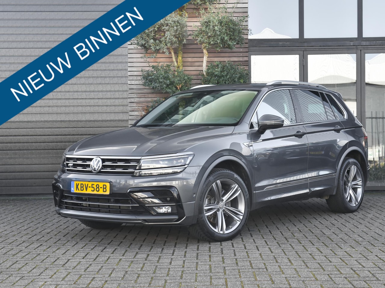 Volkswagen Tiguan - 2.0 TSI 4Motion Highline R-Line Panoramadak Camera Trekhaak Alcantara - AutoWereld.nl