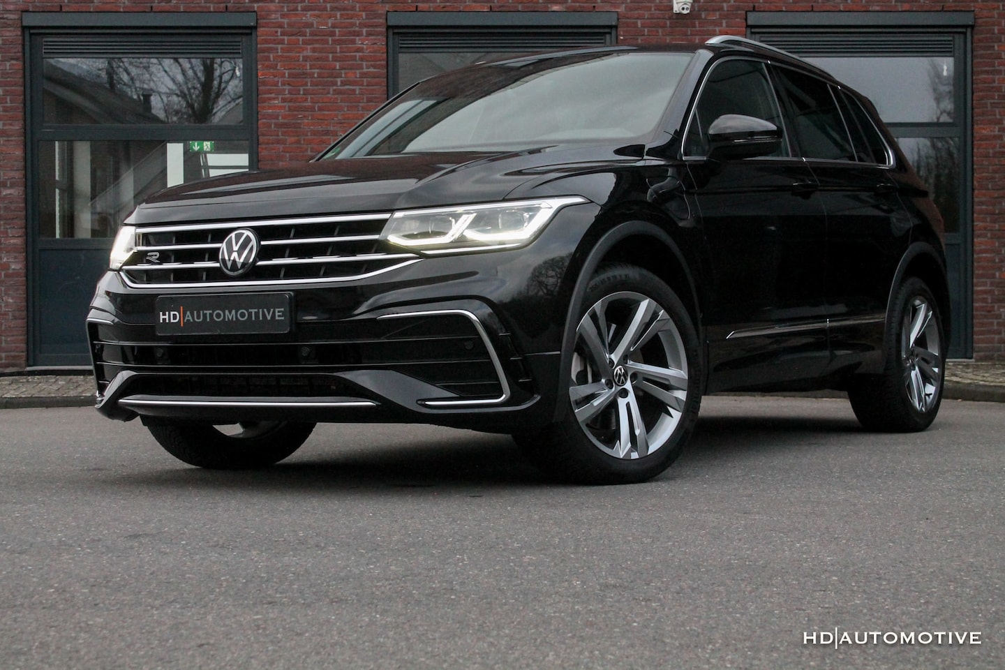 Volkswagen Tiguan - 1.4 TSI eHybrid R-Line Business+ IQ Light Camera Trekhaak - AutoWereld.nl