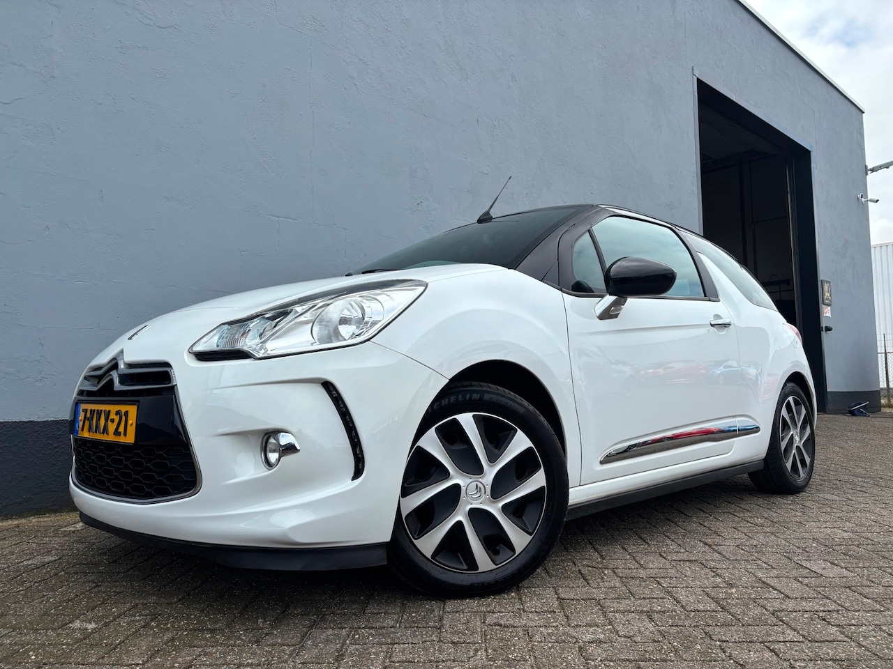 Citroën DS3 Cabrio - 1.2 VTi Chic - Cabriolet - Navigatie - AutoWereld.nl