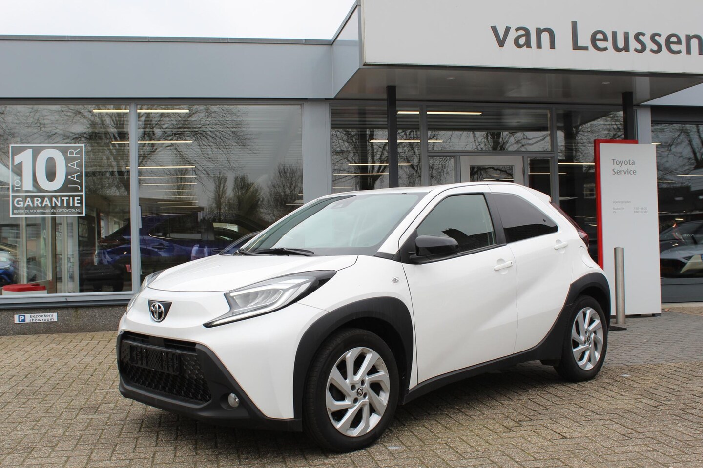 Toyota Aygo X - 1.0 VVT-I MT FIRST LM-VELGEN STOELVERW. CLIMA CAMERA APPLE/ANDROID AD-CRUISE - AutoWereld.nl